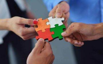 التواصل بين اللسان واليدين